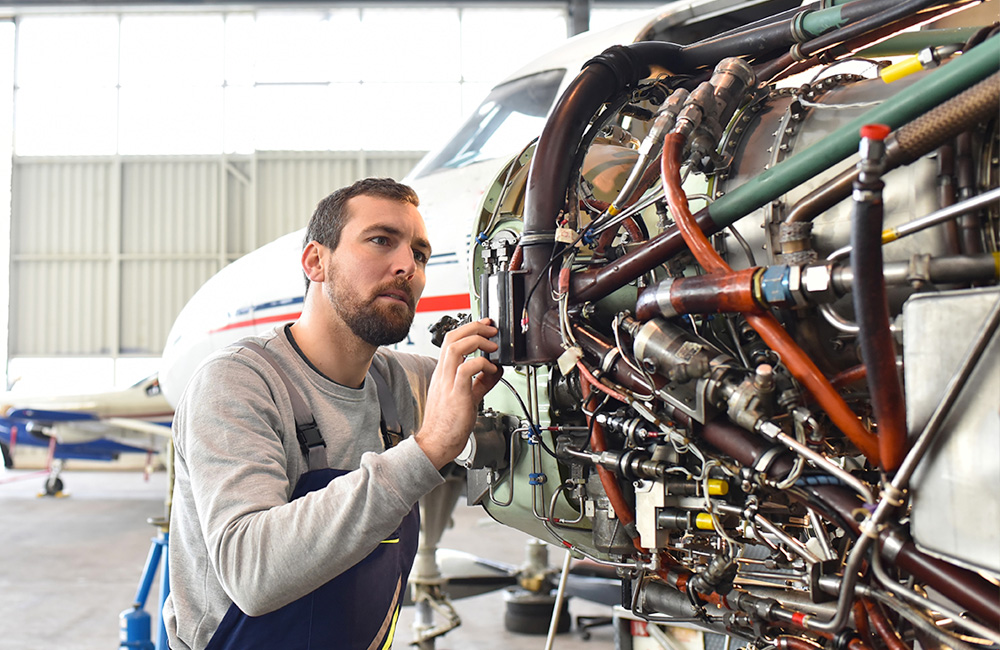 airplane mechanic
